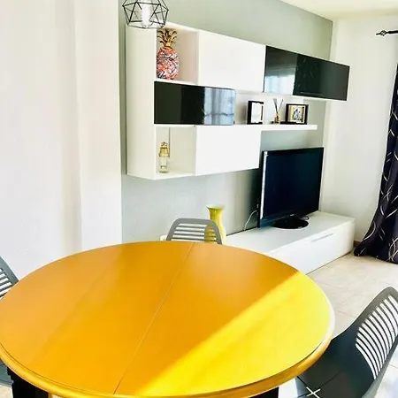 Spacious 2 Bedroom Golden * Callao Salvaje